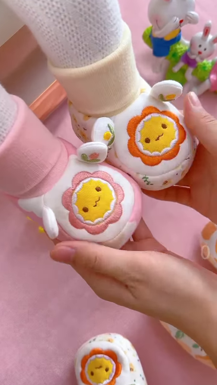 Flower-Faced Plush Toys ๐ธ๐งธ With Embroidered Details & Dress-Up Appeal โ Multi-Color Variants