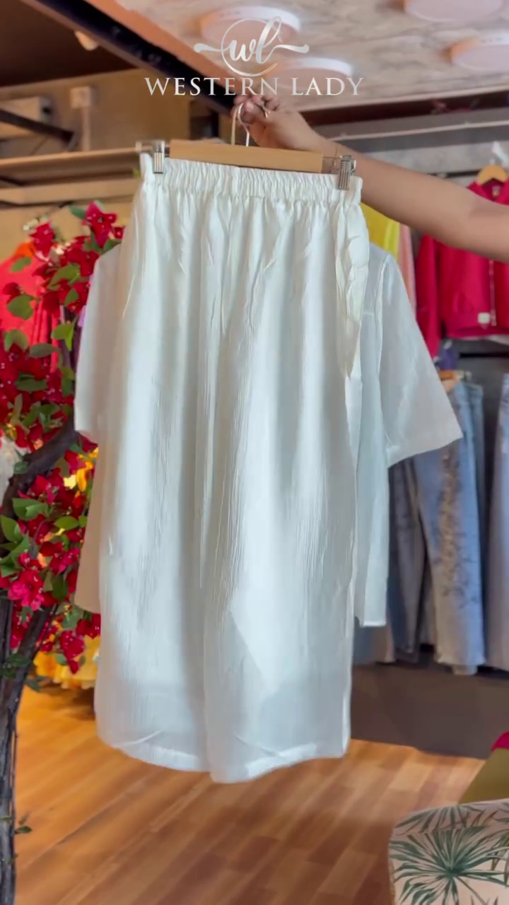 Sketch Bloom Tee & White Petal Shorts - Image 2