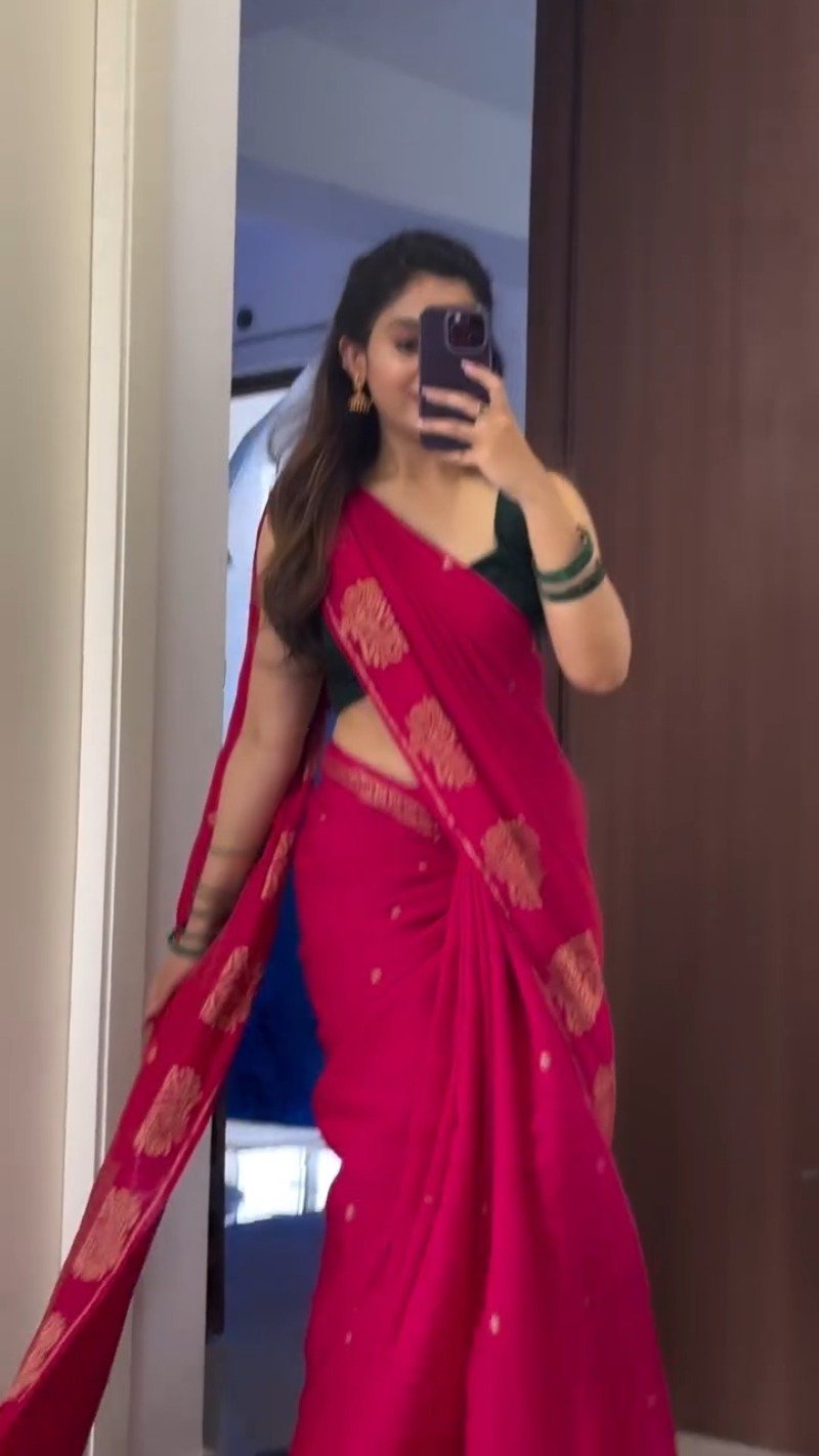 Vibrant Fuchsia Zari Border Handloom Saree