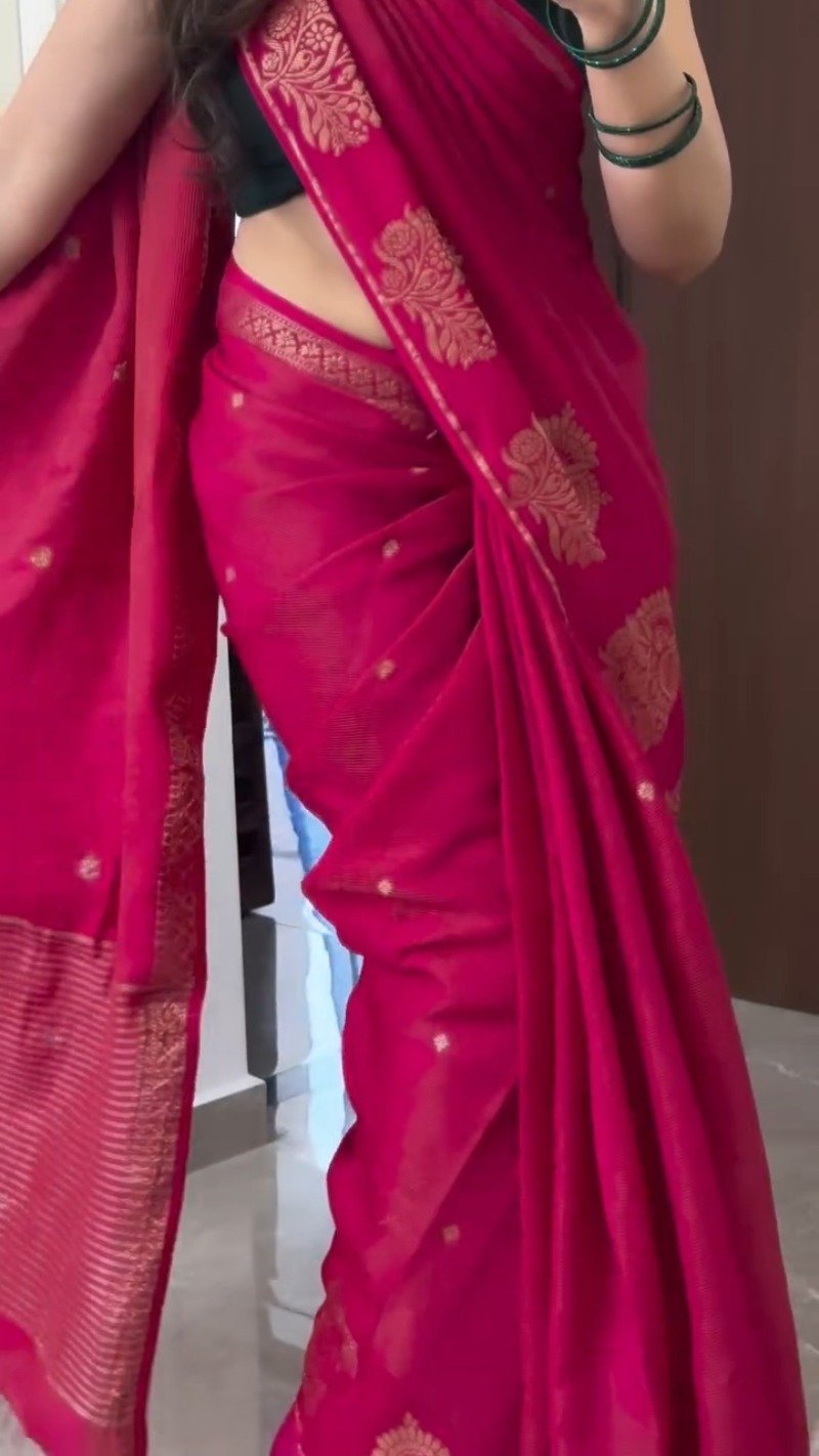 Vibrant Fuchsia Zari Border Handloom Saree - Image 3