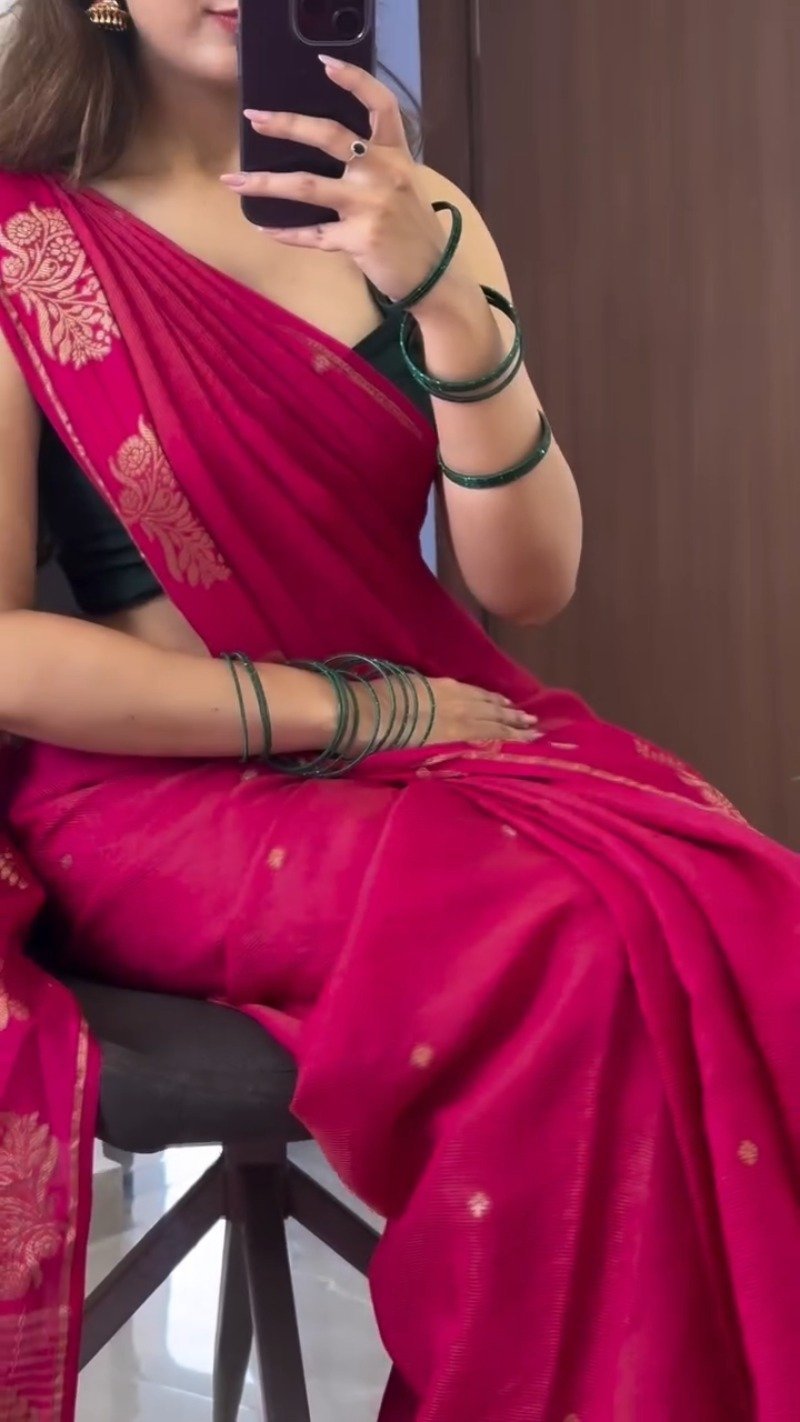 Vibrant Fuchsia Zari Border Handloom Saree - Image 4