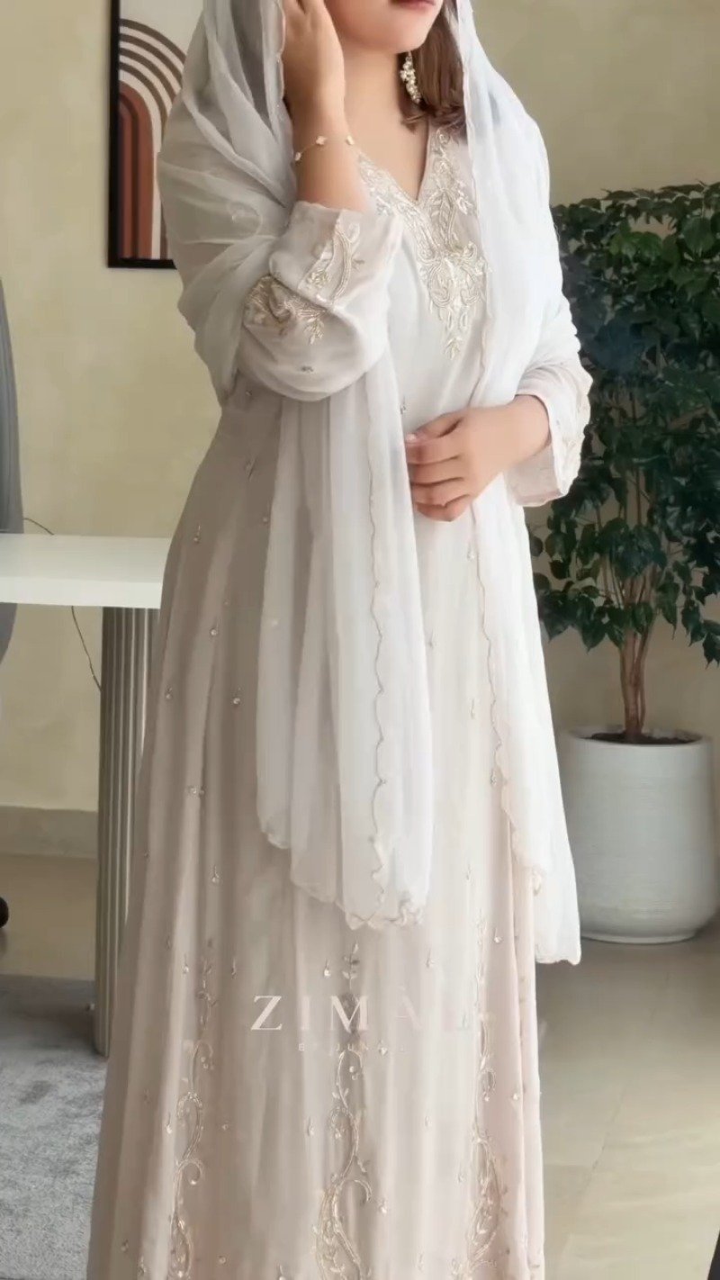 Ethereal Ivory Embroidered Chiffon Kurta Set with Scalloped Dupatta - Image 3
