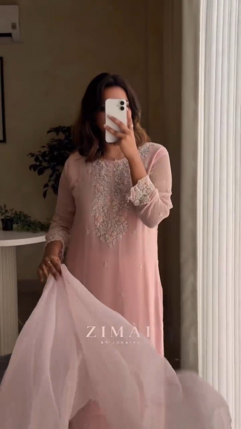 Blush Pink Embroidered Chiffon Kurta Set with Dupatta - Image 4