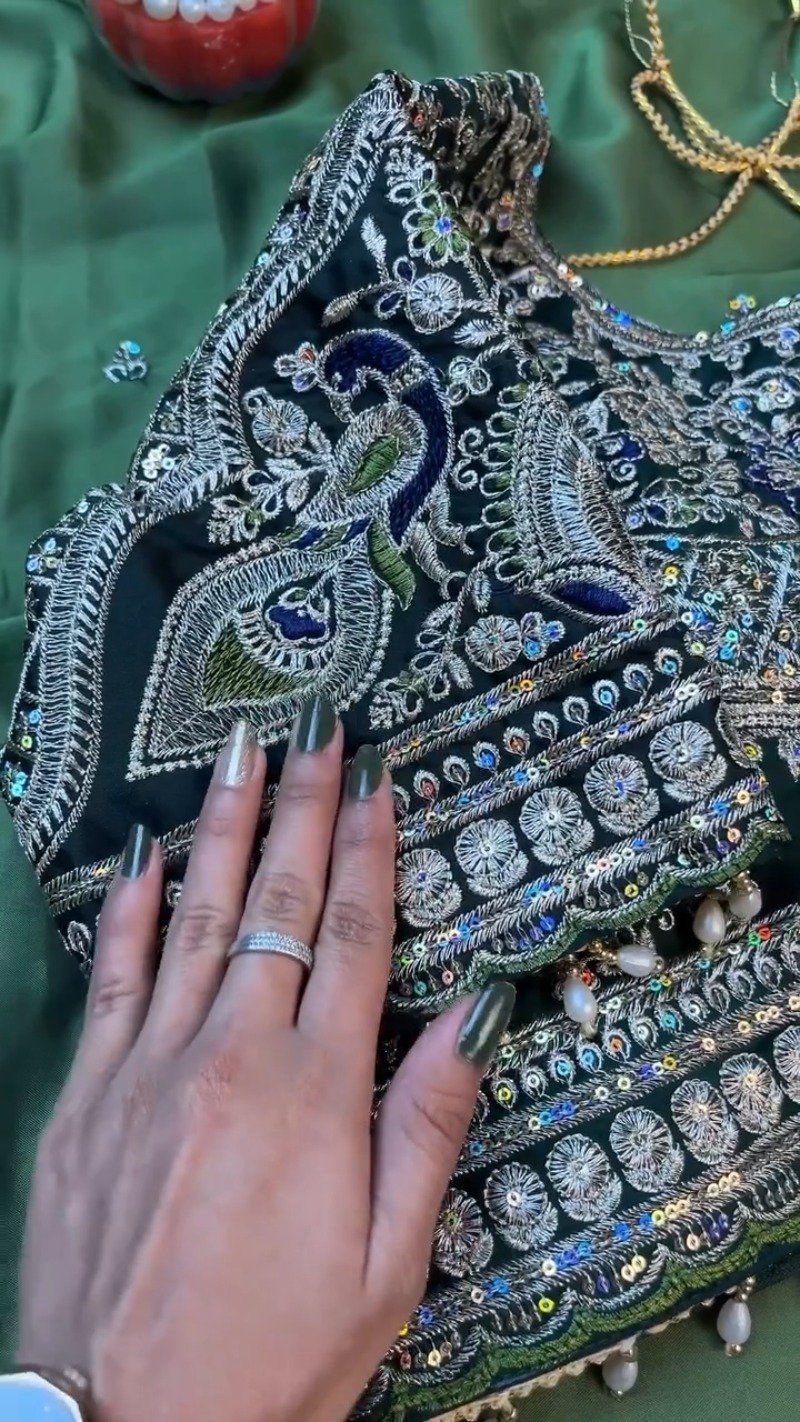 Enchanting Emerald Green Peacock Motif Embroidered Saree Set - Image 6