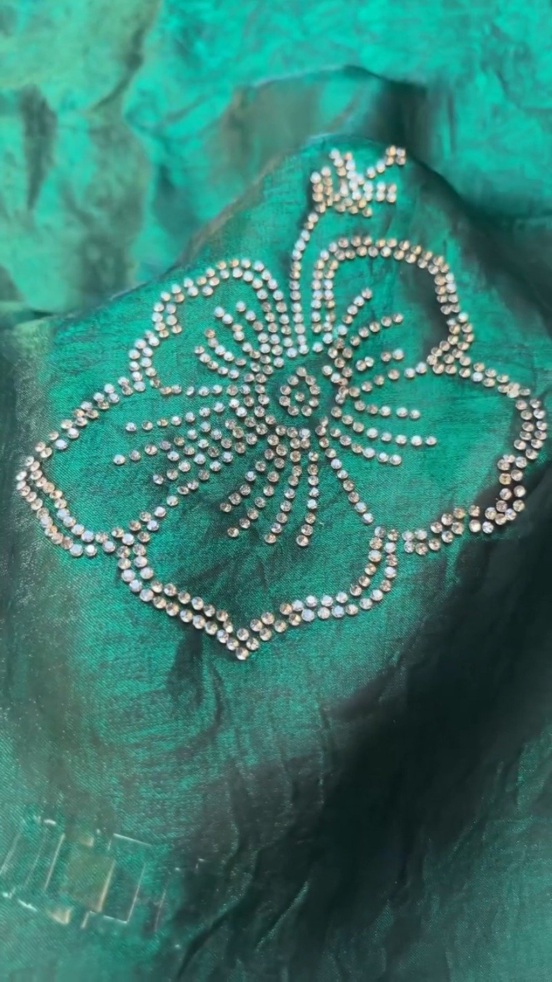 Emerald Radiance Stone-Embellished Organza Saree & Sleeveless Blouse Set - Image 4