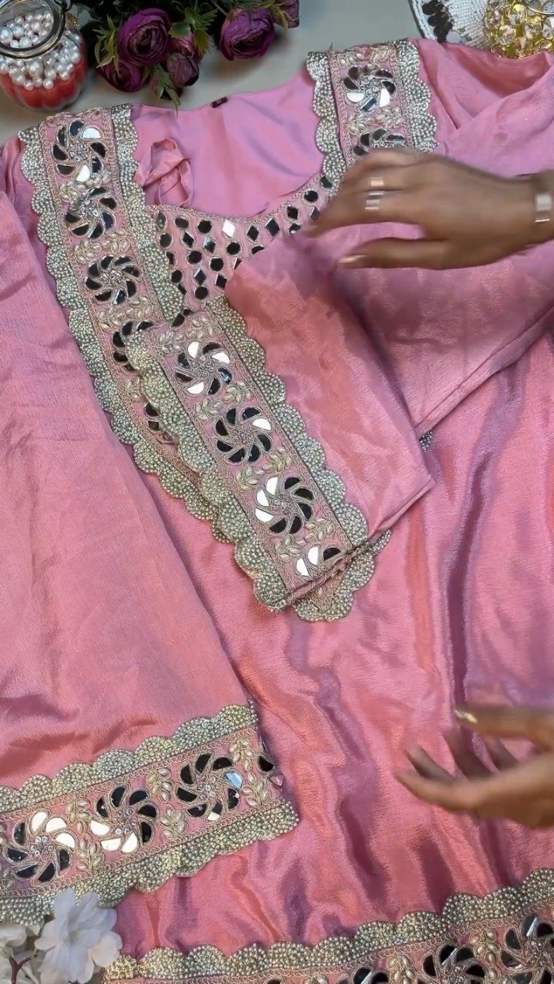 Blush Pink Mirrorwork & Pearl Embellished Kurta Set – Artisanal Elegance - Image 4